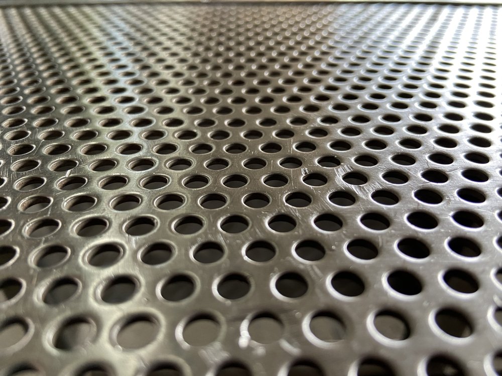 Tôle métallique perforée. Atelier de tôlerie à Villeneuve-lès-maguelone