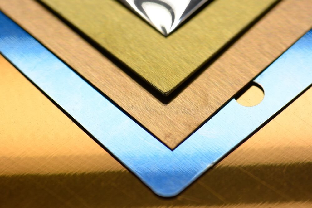 Couches de divers métals. Atelier de tôlerie à Villeneuve-lès-maguelone